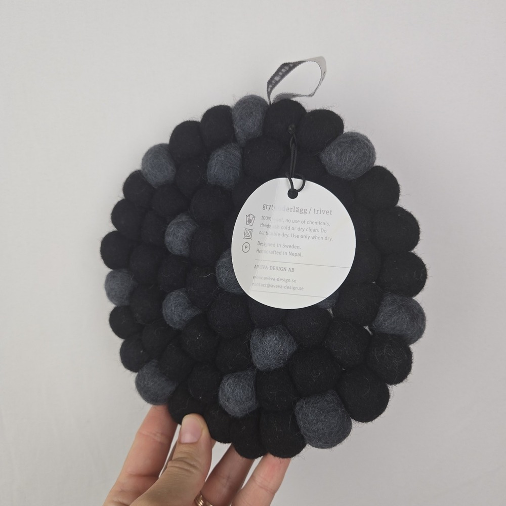 New Aveva 100% Wool Black Gray Small Round Trivet